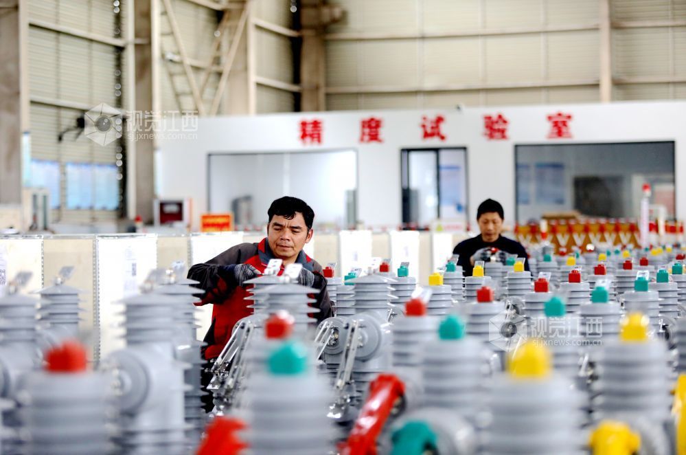 2026年3月30日，江西省吉安市峡江县工业园区一家企业生产车间内，工人在赶制电力设备订单。