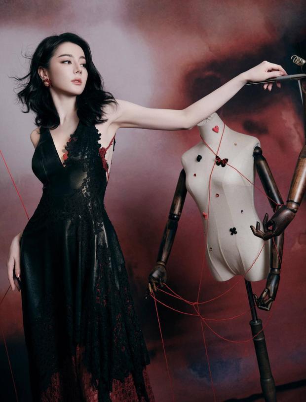 搜狐娱乐讯 1日，迪丽热巴最新写真大片释出，她化身提线木偶女郎神秘妩媚，穿黑色深V裙性感吸睛。