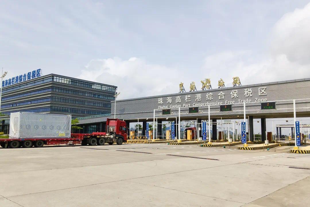 运载着“新三样”产品的货车驶入珠海高栏港综合保税区