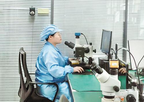 3月25日,石家庄锐创电子科技有限公司,检验员正在做产品检验。段雪薇摄