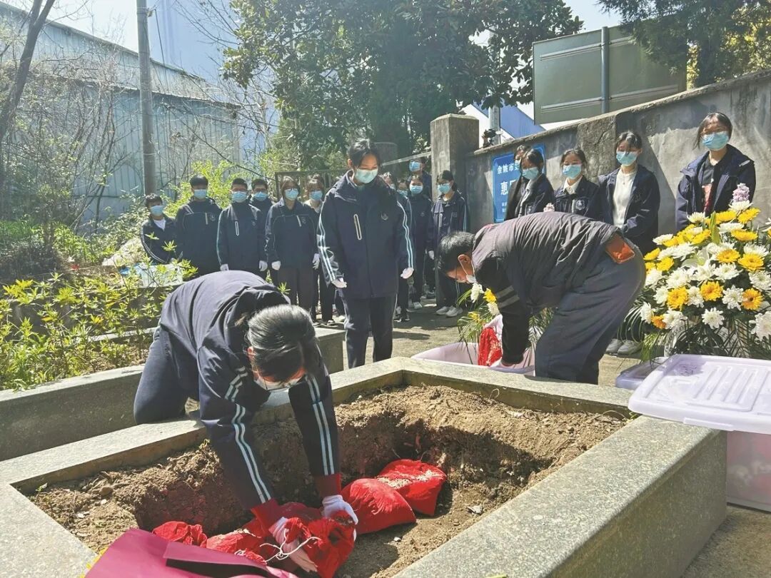 坚持12年！余姚师生为304位无名逝者在青山间“安家”