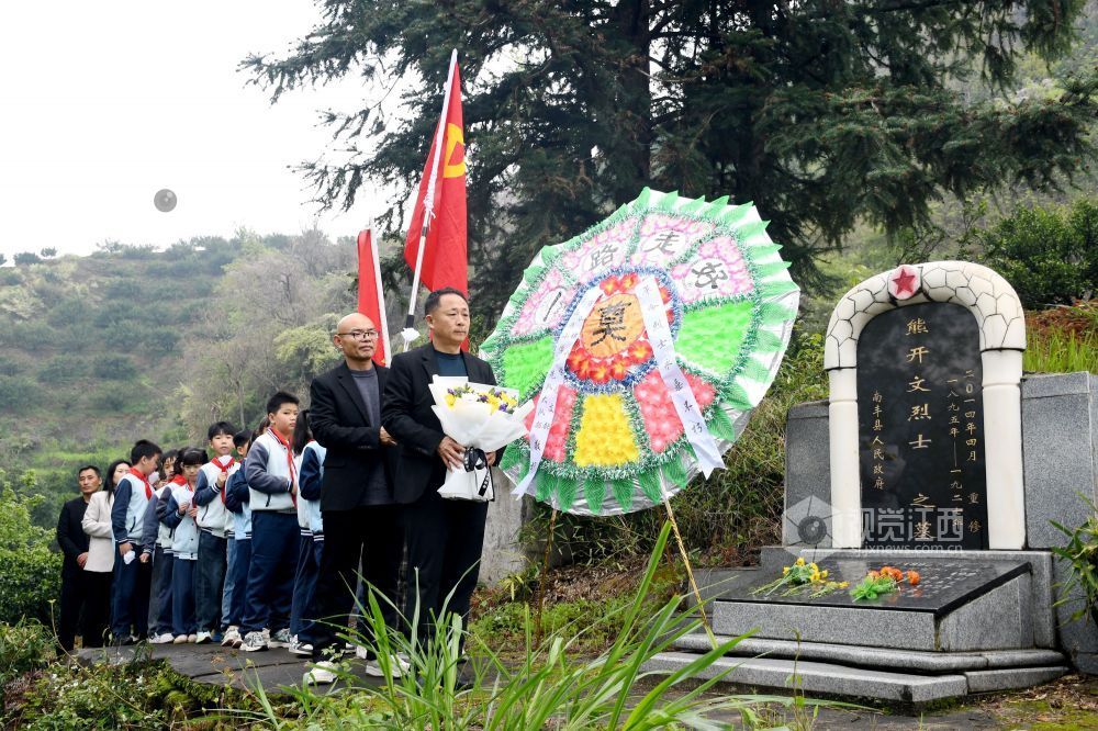 江西南丰：清明祭英烈（图）
