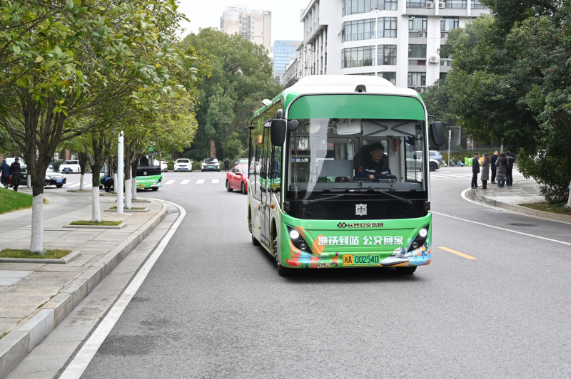 如今，城区“地铁微巴”拓展至25条，进一步强化了公交与地铁的接驳。 均为通讯员供图