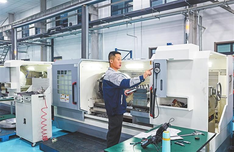 兰州莫尼塞克空间技术有限公司生产车间工作人员正在操作机床控制系统　新甘肃&middot;甘肃日报记者　冯乐凯