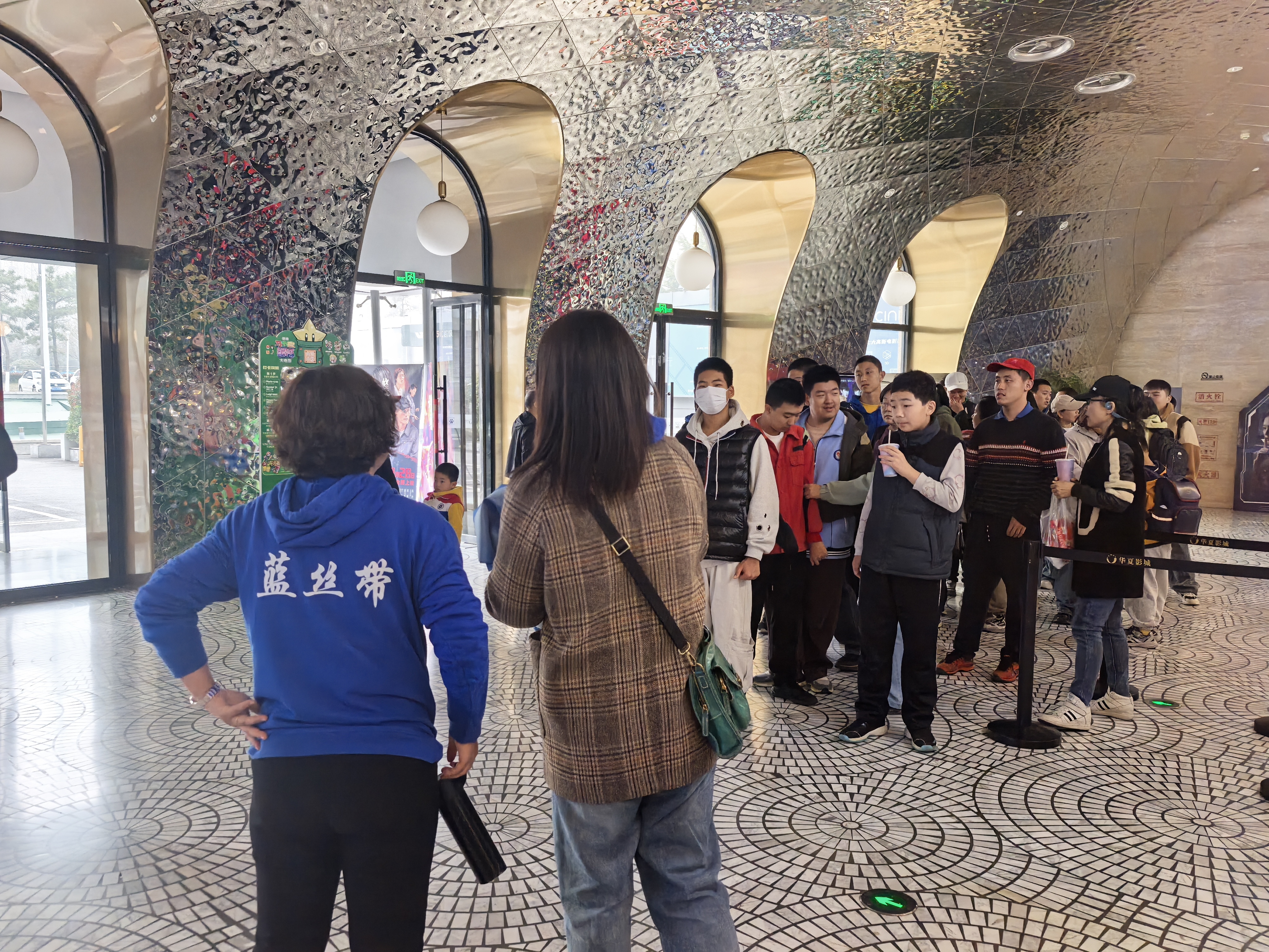 在光影中，看见“星星”——探访青岛蓝丝带互助会公益观影活动