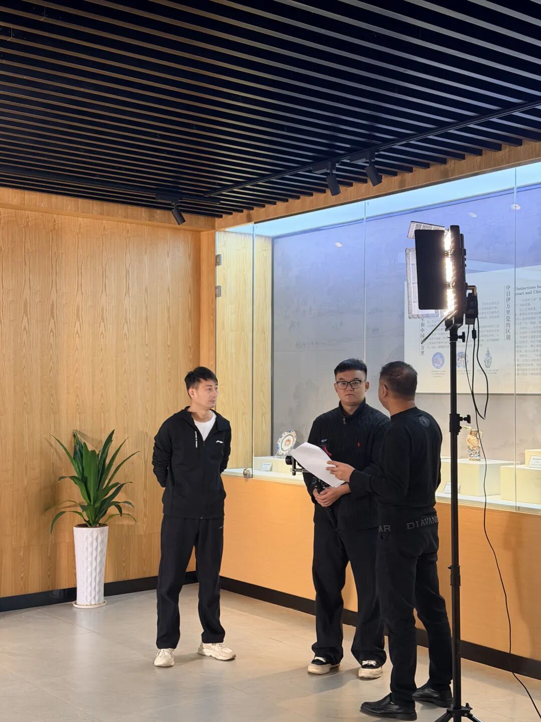 走进景德镇外销瓷博物馆 品鉴青花矾红描金花卉纹盘