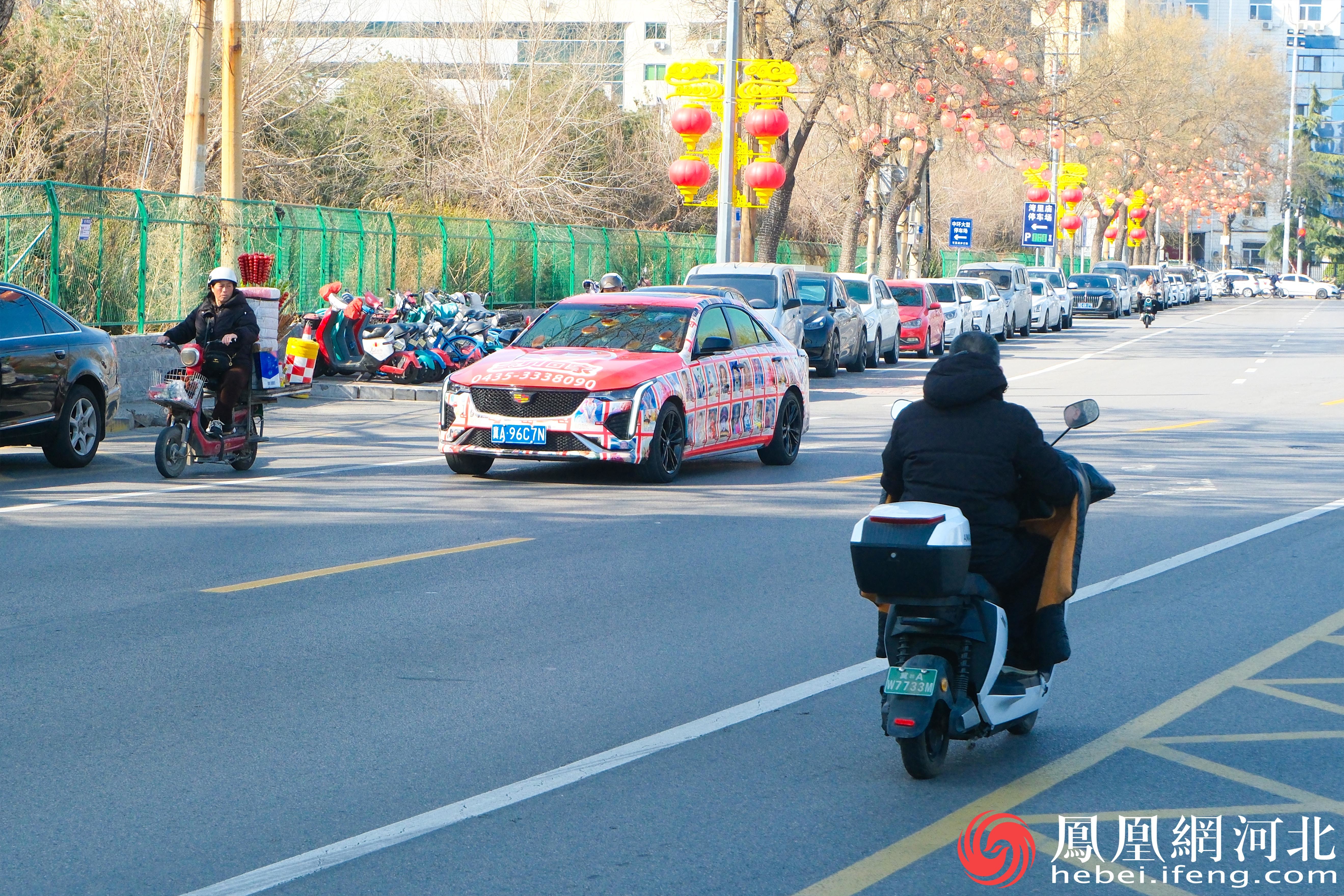 行驶在街头的寻子车总是能引起行人的注目 李卓然摄