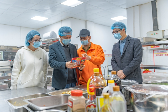 江西省九江市武宁县纪委监委深化整治“校园餐”领域突出问题，聚焦食品安全、供餐质量、就餐费用、经费管理等重点开展监督检查，压实职能部门责任，守护师生“舌尖上的安全”。图为近日，该县纪检监察干部在县第一中学食堂了解有关情况。罗哲 摄