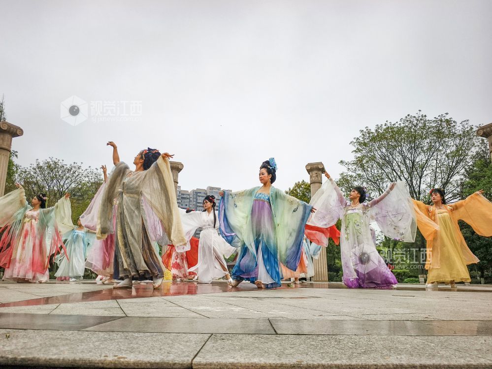 遂川县在龙泉公园同心广场举办花朝节汉服展演。