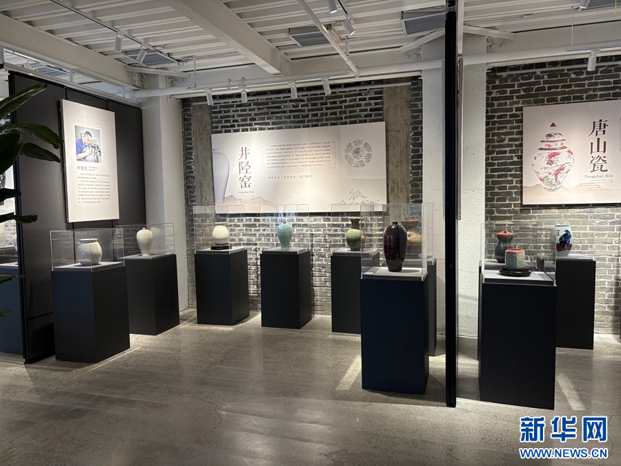 “燕赵瓷语——河北名窑名瓷名家作品展”展出的作品。杨美 摄