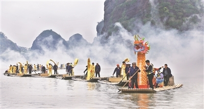 “遇见祥龙”水上长龙巡游。