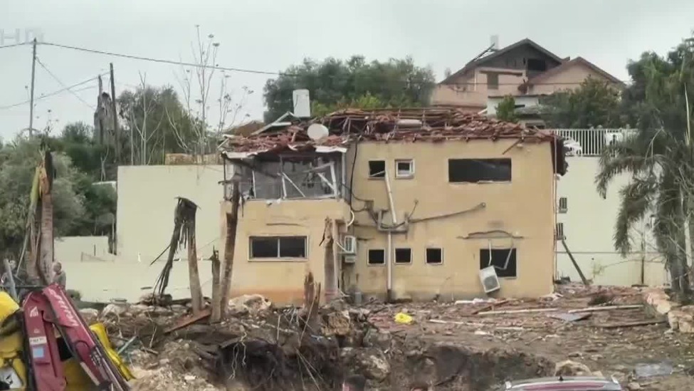 2枚伊朗导弹击中以色列中部社区