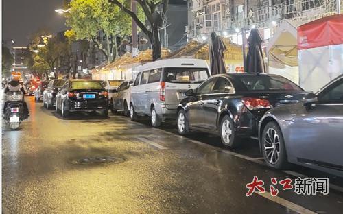 车位难求，有车直接在机动车道上并排停。 全媒体记者肖立宇摄