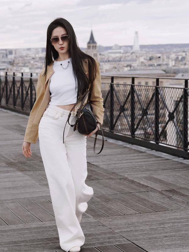 搜狐娱乐讯 2日，刘亦菲在社交平台上晒出一组巴黎随拍美照，她戴着墨镜在露台上悠闲漫步，自由随性，松弛感拉满！