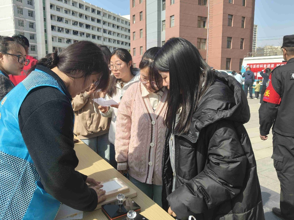 大学生们体验非遗雕版印刷