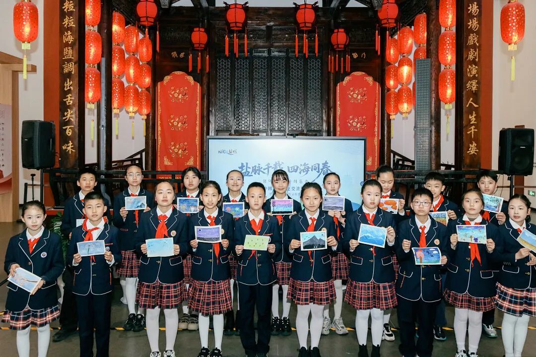 盐城希文小学同学展示“盐晶画”作品