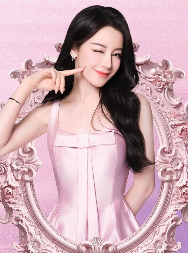 搜狐娱乐讯 3月30日，迪丽热巴公开一组广告大片，照片里的她穿粉裙俏丽可人，单手戳脸表情可爱。