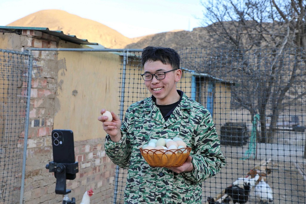 赵维斌向粉丝介绍鸡蛋