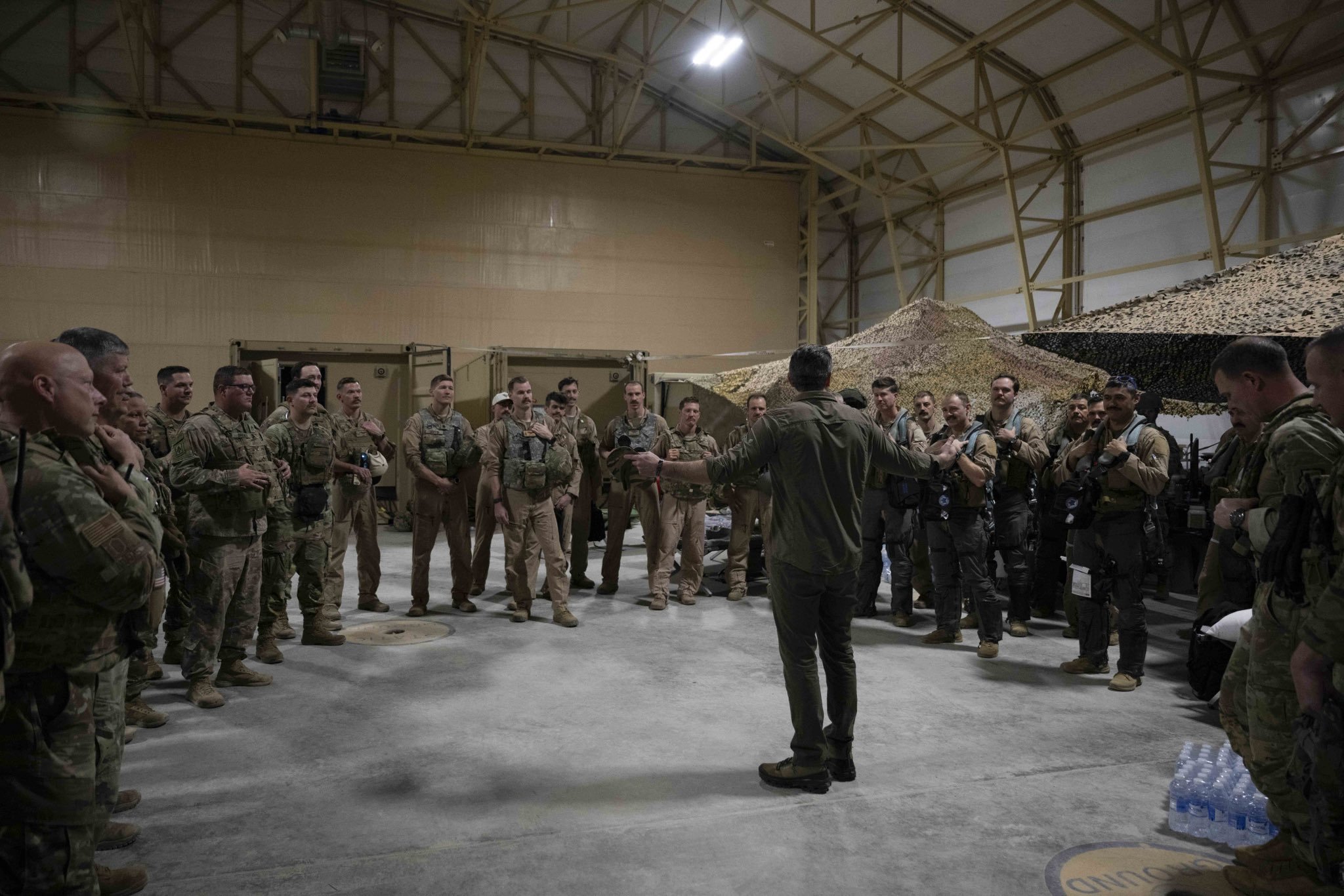 美防长突访中东基地，期间美军拦截两枚导弹