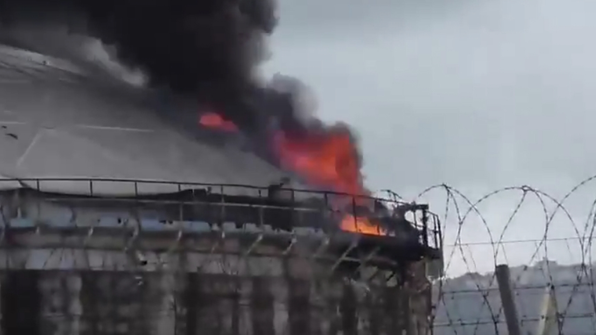 以色列海法炼油厂遭伊朗袭击起火