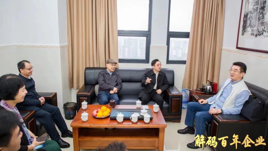 评论员、中国政府管理案例库编委会荣誉主席、国家发改委宏观经济杂志社“百城千企新质生产力”特邀嘉宾谢峰教授率队到粤，会见惠州学院党委书记彭永宏