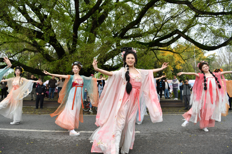 花神跳舞,吸引众多市民游客观看。