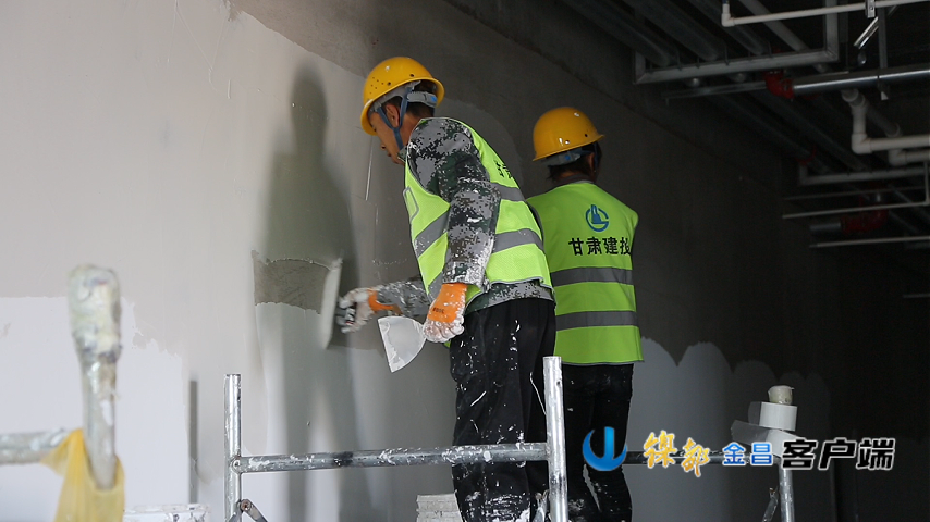 △施工人员在进行墙面装修作业，严把施工质量，加快建设进度。