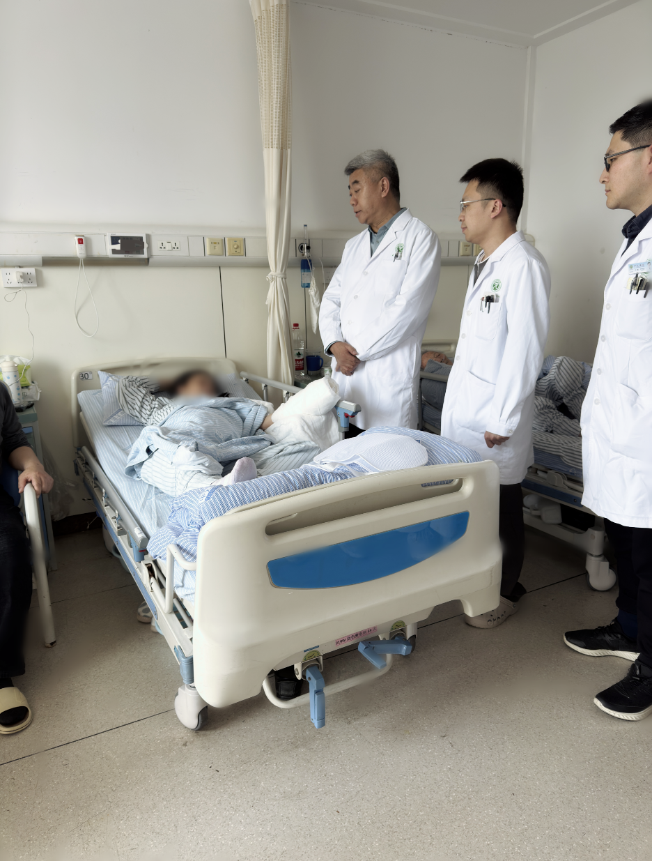 王磊主任带领团队查看患者术后恢复情况