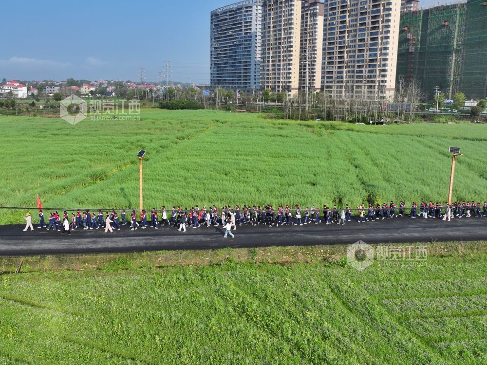 江西芦溪:远足活动 锤炼身心(图)