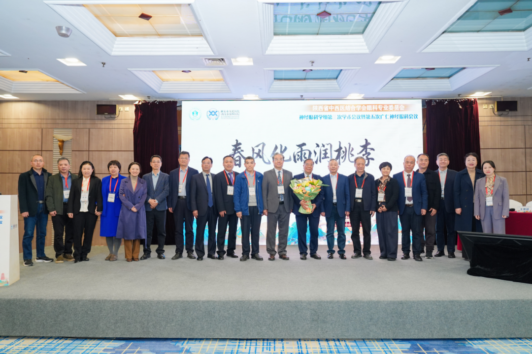 王潤生教授與參會學生代表合影