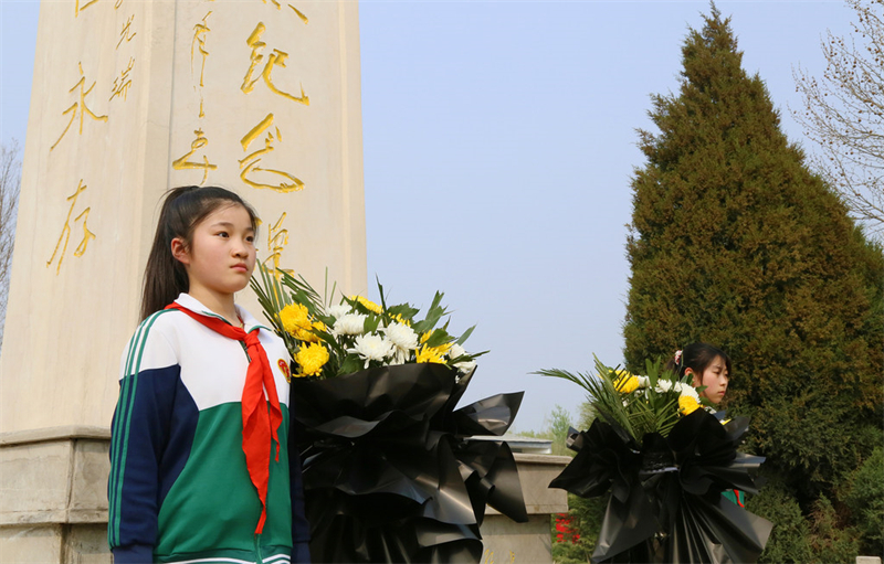 4月1日，平乡县冯马第一小学学生在县革命烈士陵园缅怀先烈。