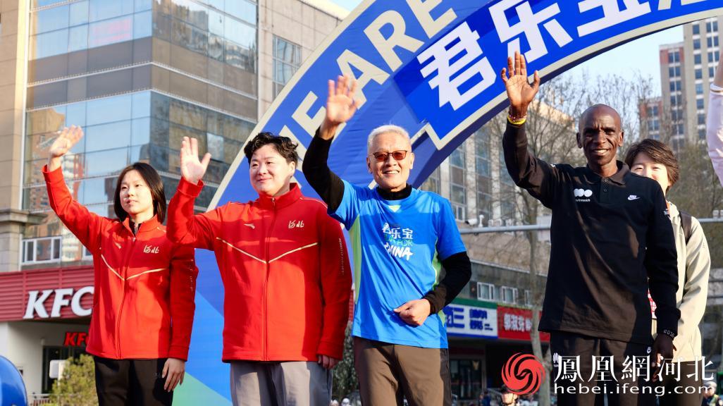 世界冠军基普乔格亲临现场，在冠军助威台为参赛选手加油。由金迪摄