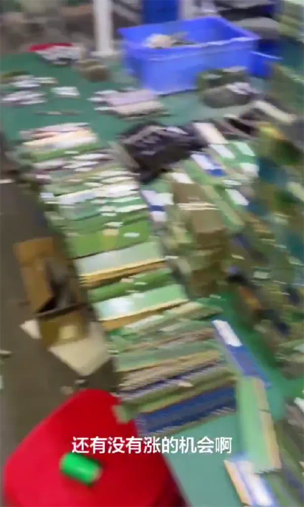 这画面绝望！黄牛高价囤了一屋子内存条：直呼“完蛋了 砸手里了”