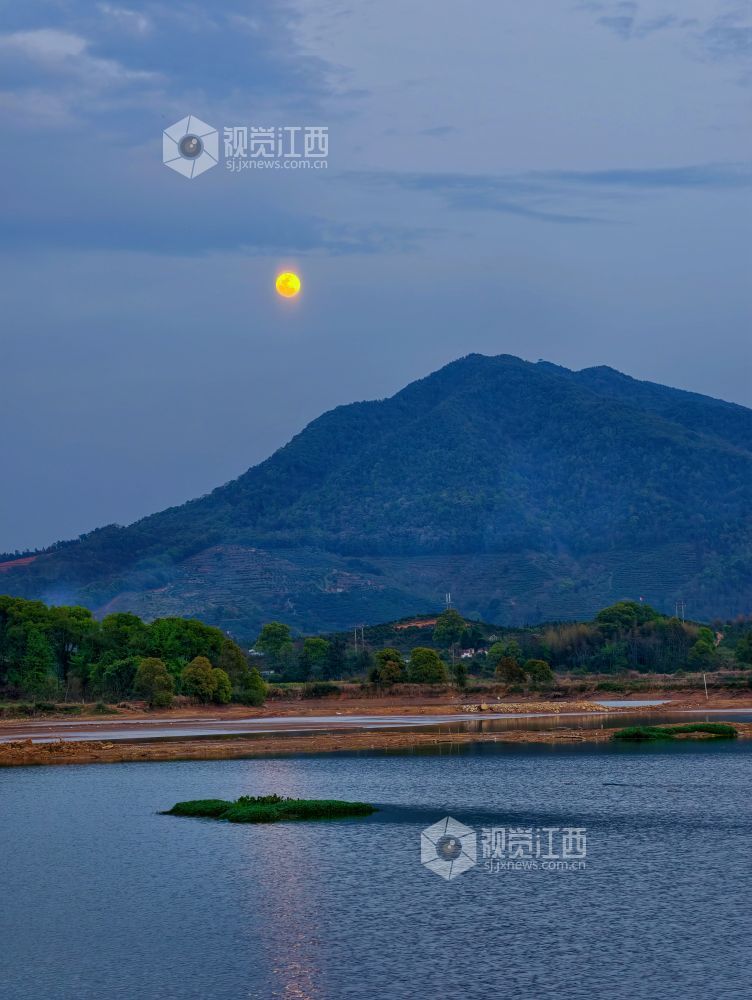 江西分宜：皓月映湖面 夜色漾清辉（图）