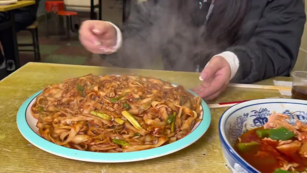 河南安阳16一份的炒面，一盘子够我吃一天，看看这份量