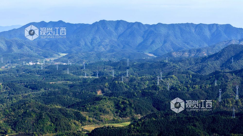 2026年4月1日，江西省吉安市峡江县福民乡境内“西电东送”特高压通道工程伫立在群山之巅，与青山、绿植相映成景，勾勒出一幅美丽的自然生态画卷。
