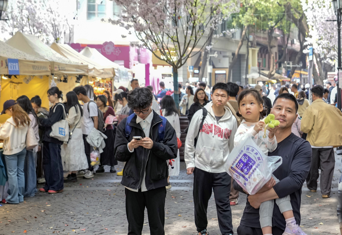 黎黄陂路,市民游客川流不息
