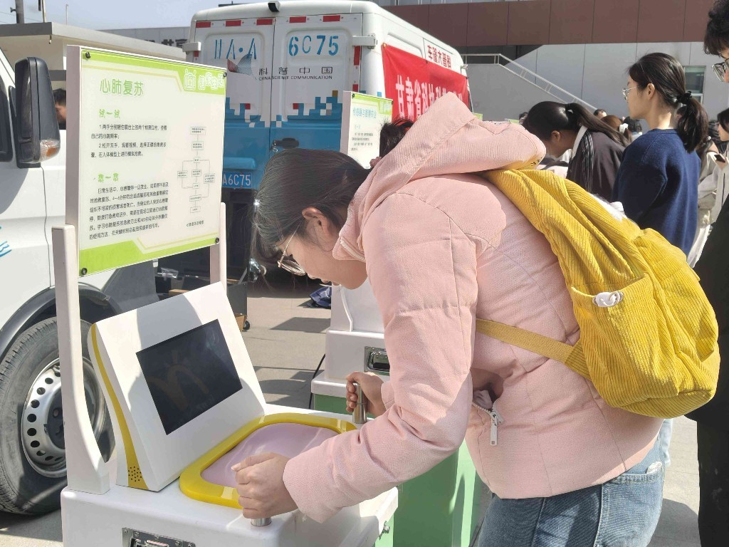 大学生认真体验科普教具