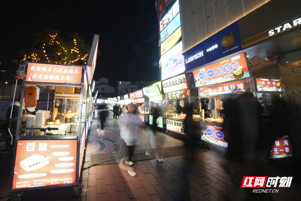 南门口夜市，多种美食可供选择。