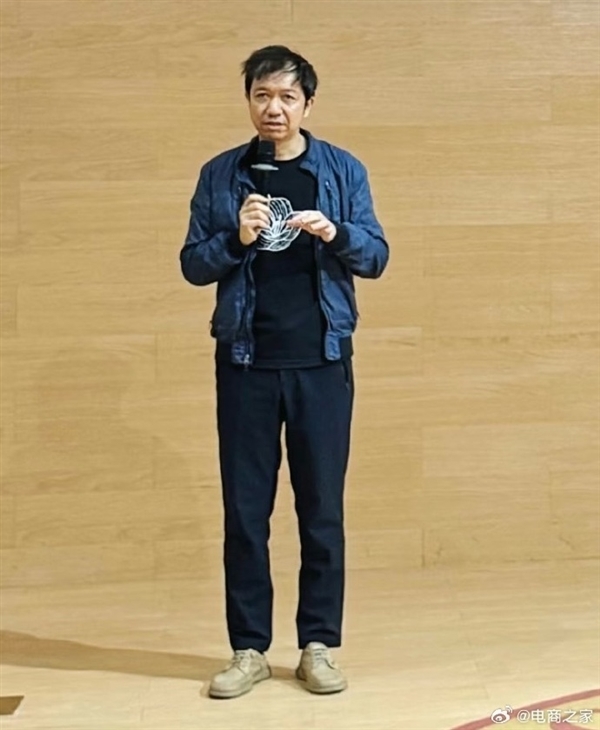 飞书CEO谢欣罕见露面！造型随意满脸疲惫 被网友调侃班味拉满