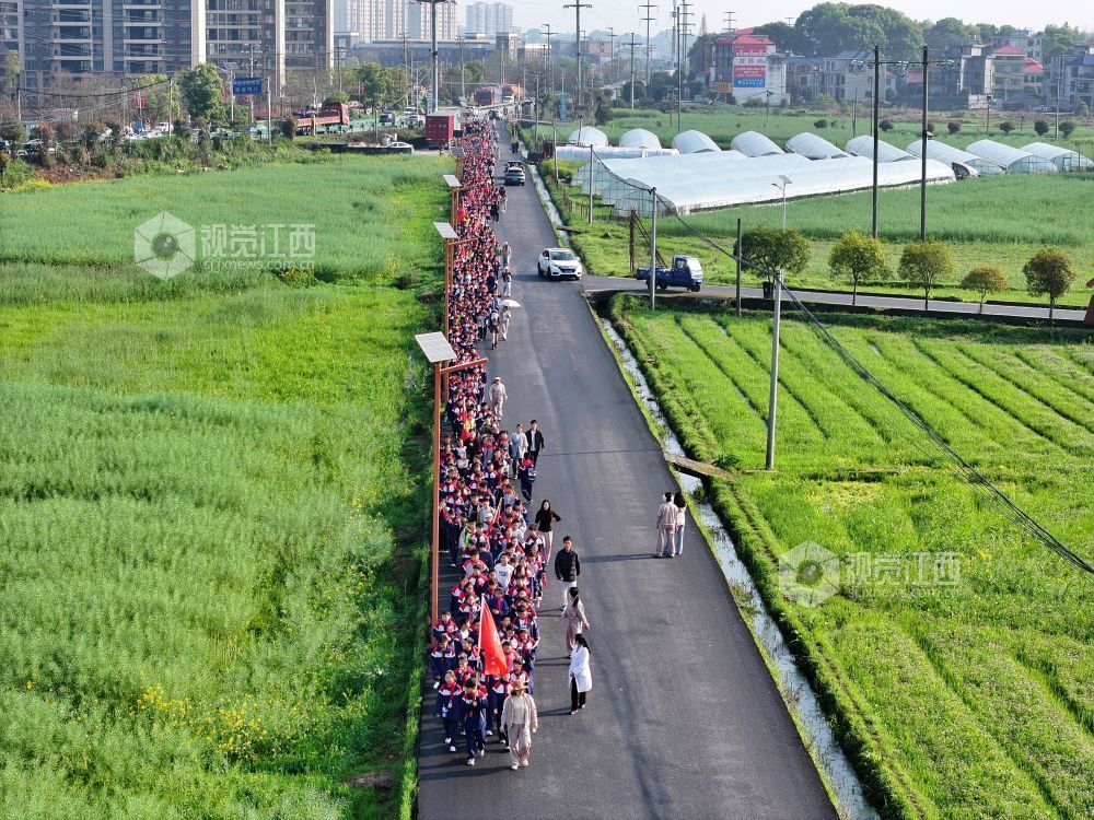 江西芦溪:远足活动 锤炼身心(图)