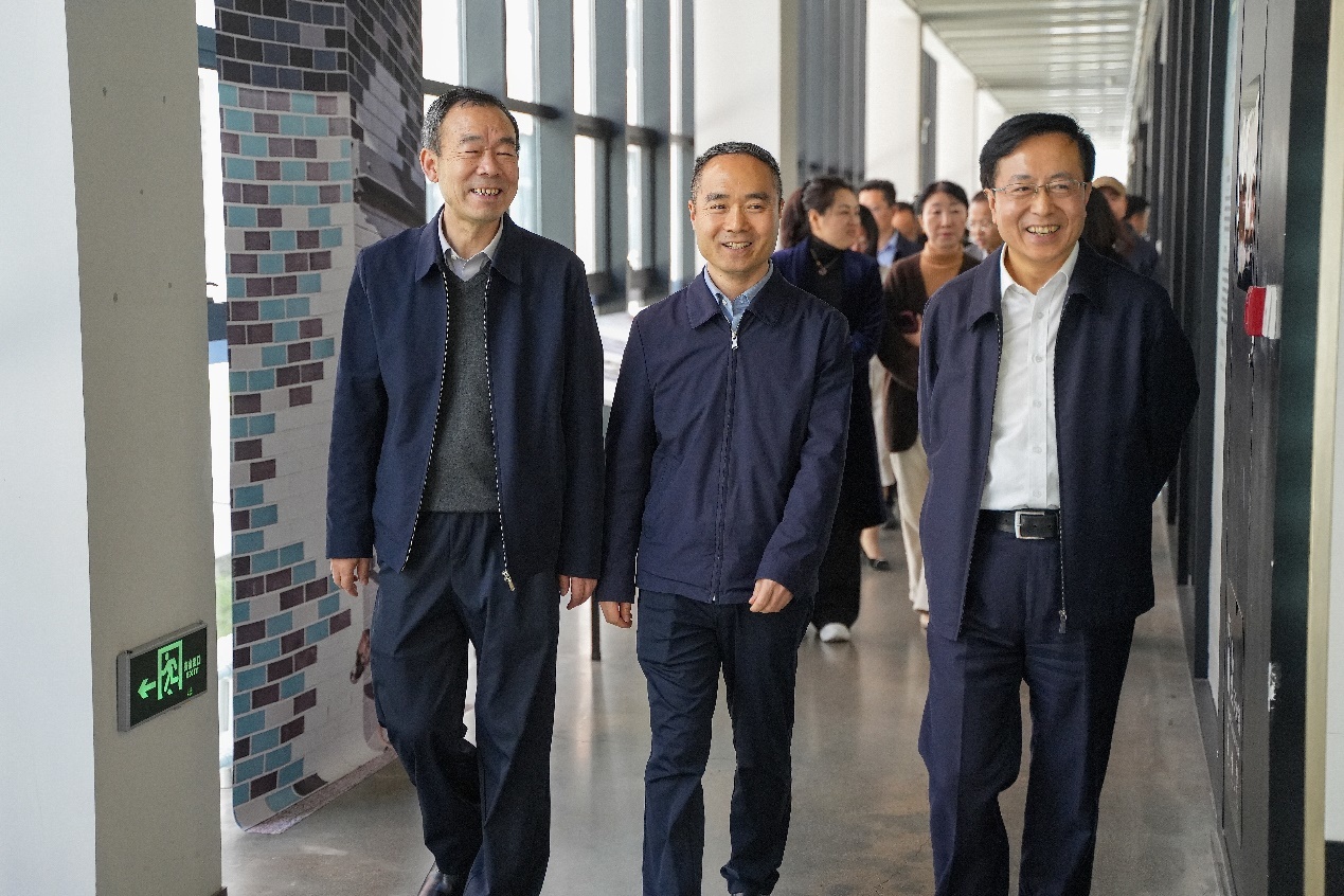 （图四）省教育厅领导考察学校办学相关场景、省教育厅二级巡视员刘宏恩（左二）及西安外事学院原党委书记闵小平（左一）在党委书记赵国华（右一）陪同下考察校园