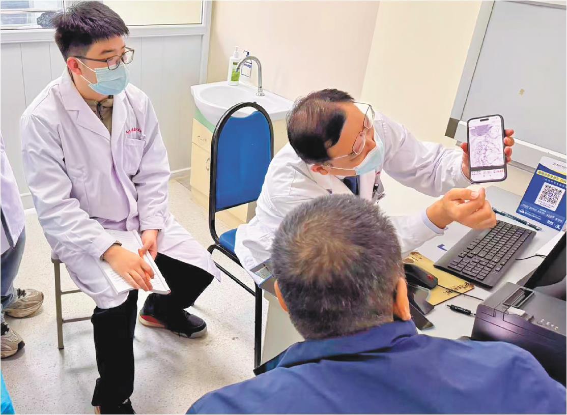 □记者周欣怡报道 4月3日,患者在康复大学青岛中心医院脑机接口门诊就诊。