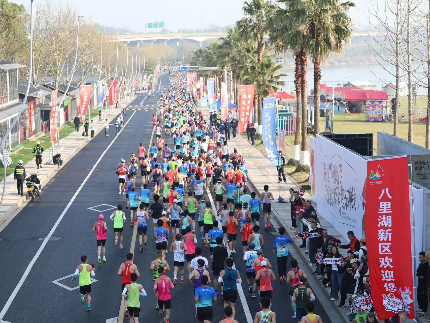 2026九江马拉松开跑 2万名跑者穿越“山江湖城”