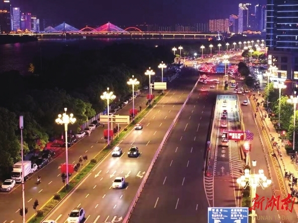广告照明提档,让市民夜间出行享受“亮而美”。