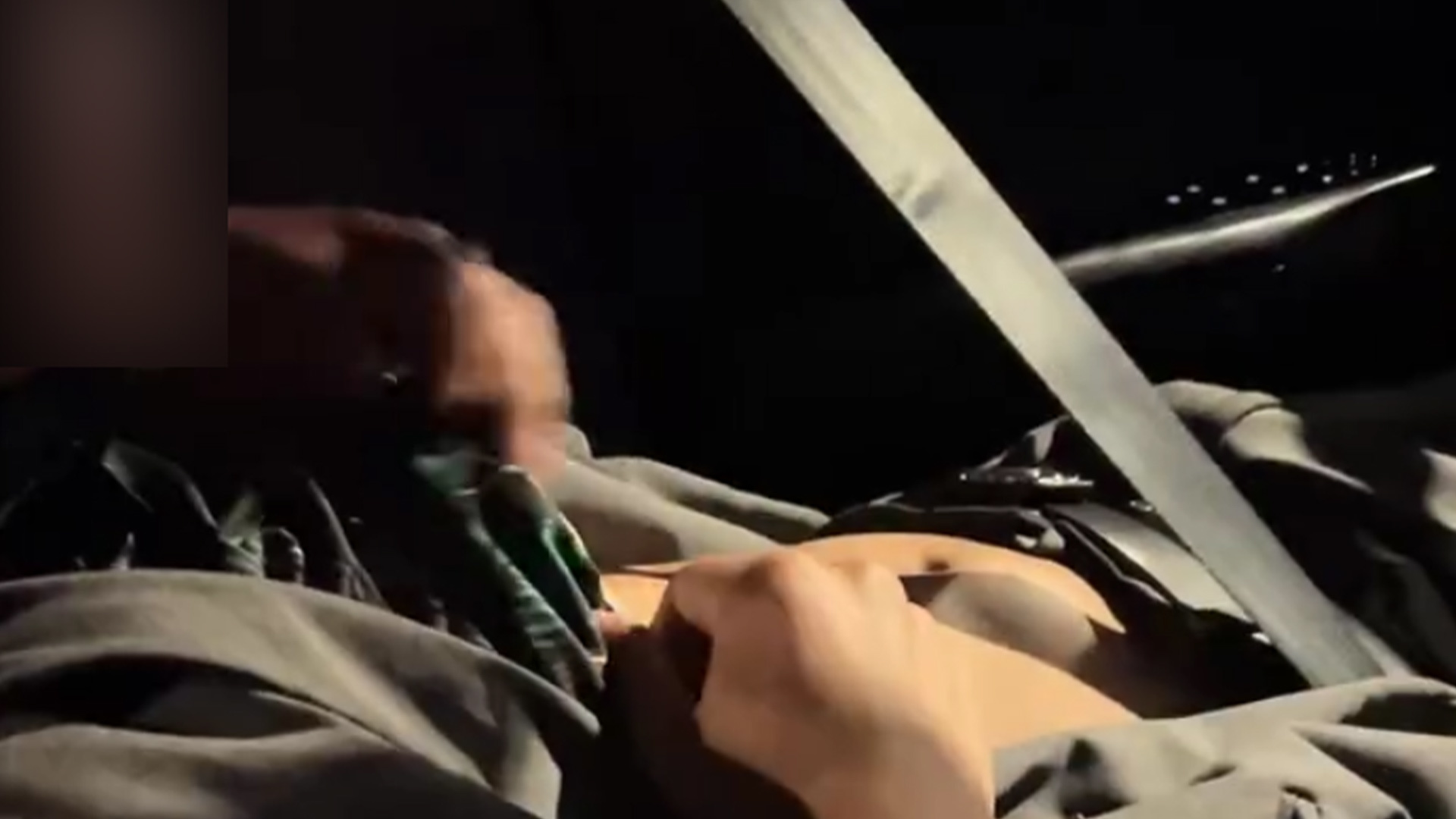 杭州警方通报：网约车驾驶员谭某宝以手摸大腿的方式猥亵后排女乘客，被公安机关行拘