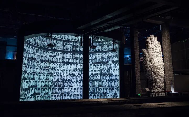 景德镇陶瓷工业遗产博物馆内的照片墙。(博物馆供图)