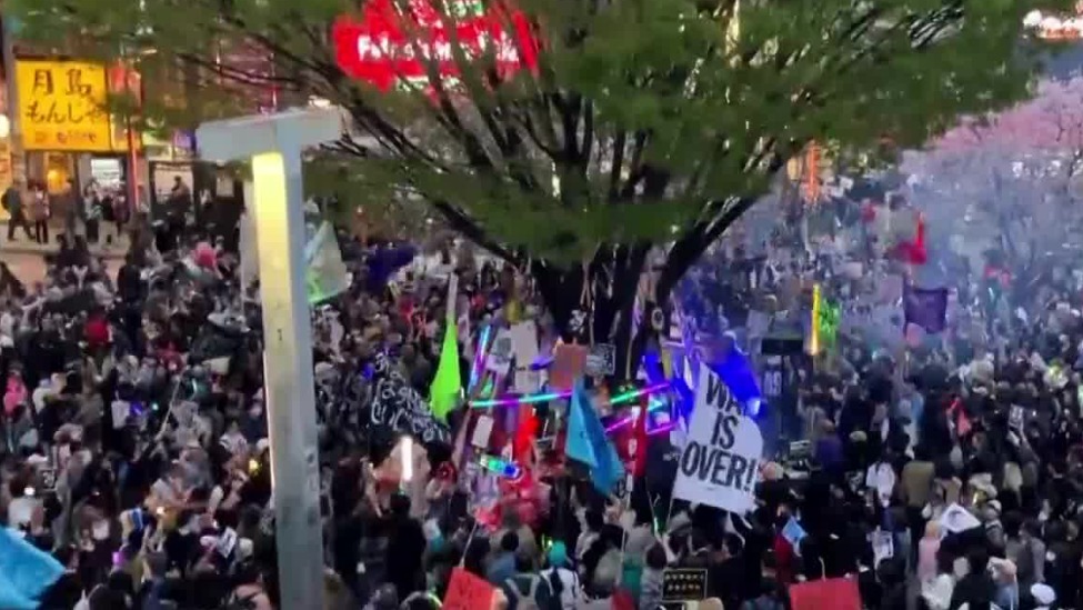 日本民众要求高市就强闯中国使馆事件道歉