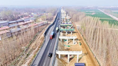 3月31日,廊涿高速改扩建项目加快施工建设。周 朋摄