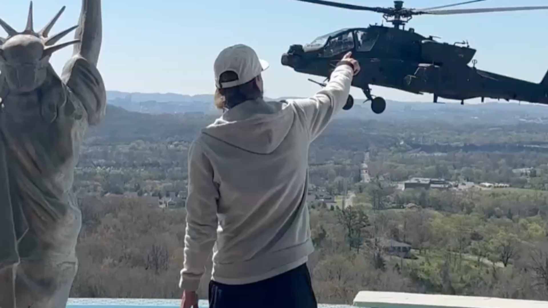 美国歌手基德·洛克曝美军直升机在自家泳池边盘旋，陆军称已展开调查